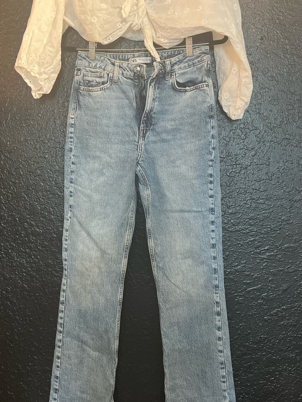 Zara Vintage Wash Straight-Leg Jeans in Light Blue with Zara White Eyelet Crop